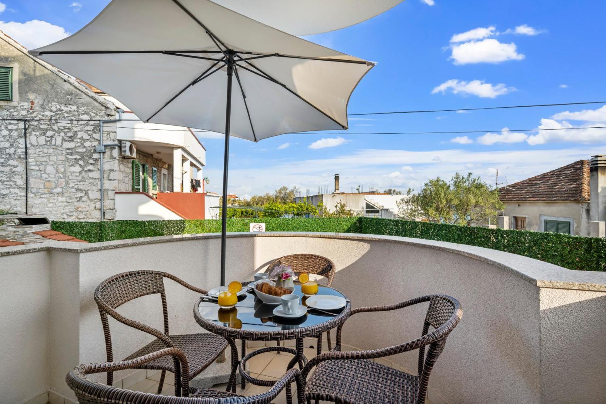 Aquarius Apartments - Beachside With Heated Pool Vodice Habitación foto