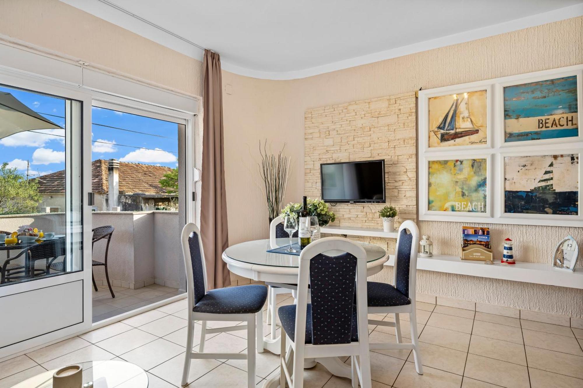 Aquarius Apartments - Beachside With Heated Pool Vodice Habitación foto