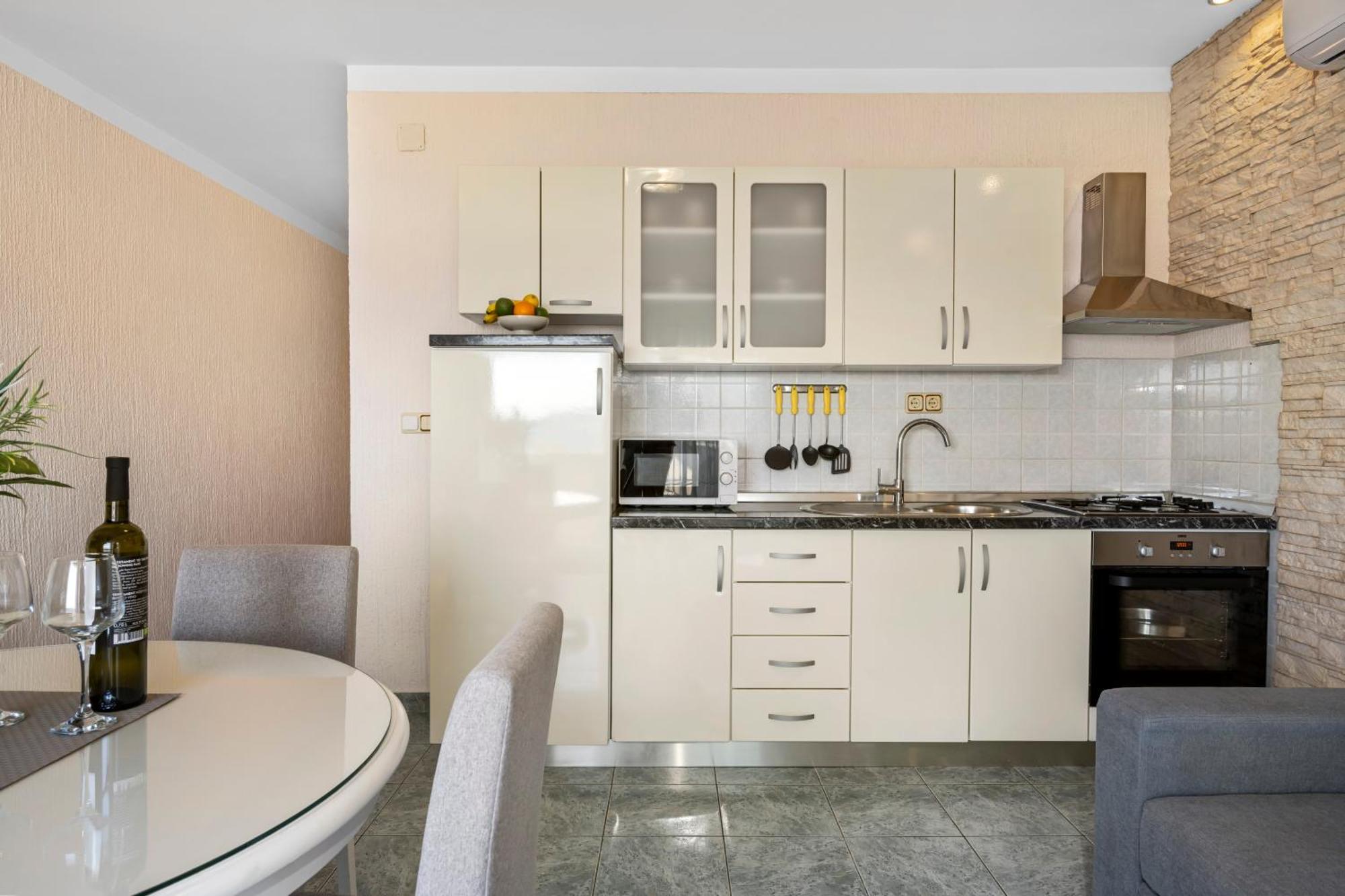 Aquarius Apartments - Beachside With Heated Pool Vodice Habitación foto